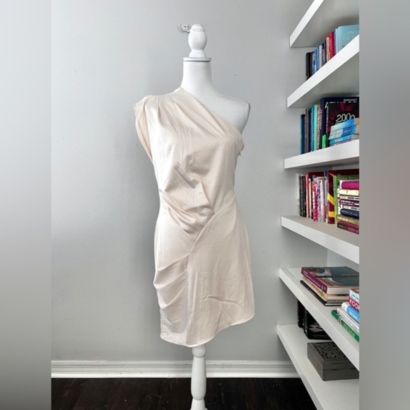 Elliatt Anthropologie One Shoulder Mercury Ruched Mini Dress Pearl/Cream Sz Med - Picture 4 of 16